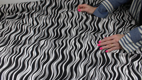 Wavy print silk twill in black and white